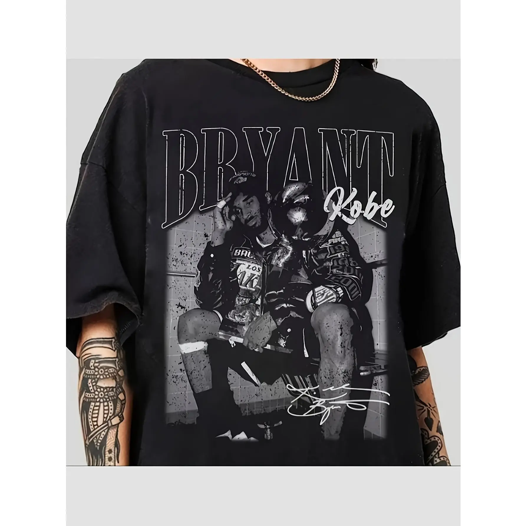 Washable Unisex T-shirt Kobe Bryant Vintage Portrait Graphic T-Shirt Retro Black White Championship Trophy Signature Print Oversized 100% Cotton Short Sleeve Tee Lakers Basketball Fan Streetwear For Men Women