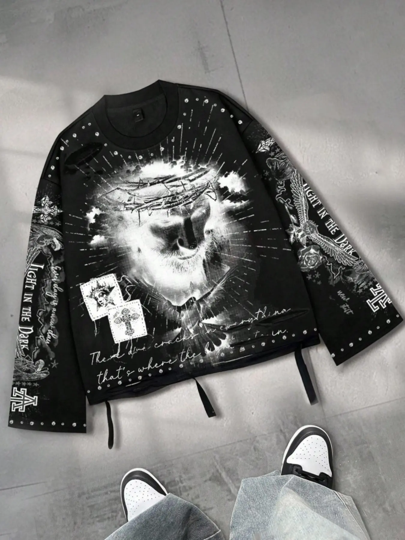 Black and white thorns icon, human figure, wings, rose print, ripped hem long-sleeved T-shirt; thorns, Jesus, radiating light, cross, English print on the side, long-sleeved loose round neck top, unisex, everyday street fashion, Streetwear Graphic Print