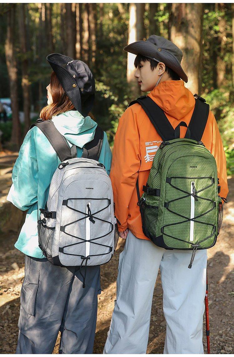 One-size-fits-all backpack made of nylon fabric with letter print and zipper