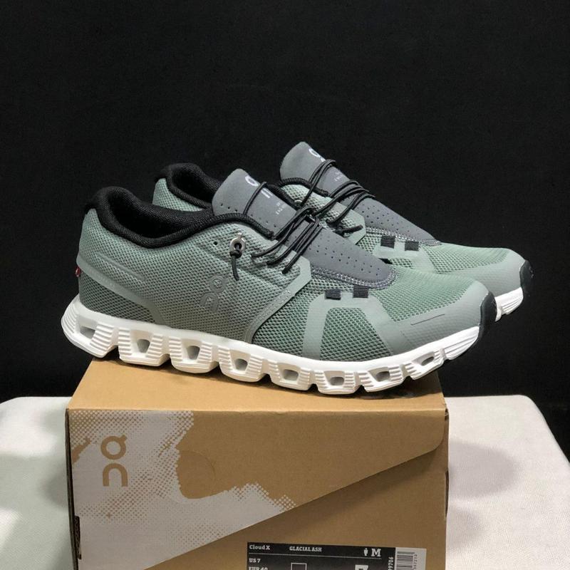 These are the latest unisex athletic shoes, breathable, cushioned, and comfortable, suitable for daily commutes and sports.