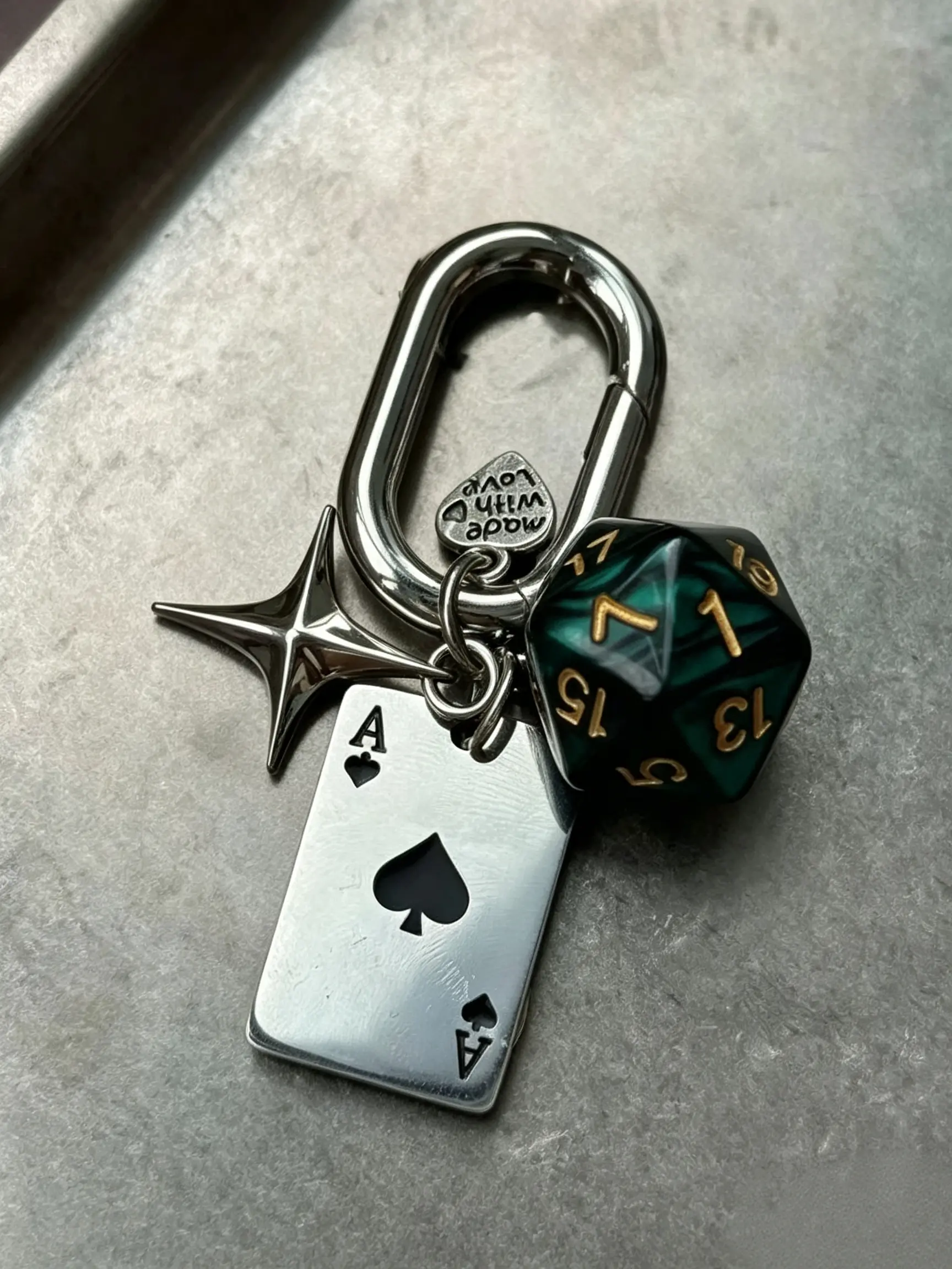 Lucky Texas Hold'em D20 Dice Keychain, Poker Card a Pendant, Metal Texture Good Luck Gothic Quick Clip, Bag Accessory