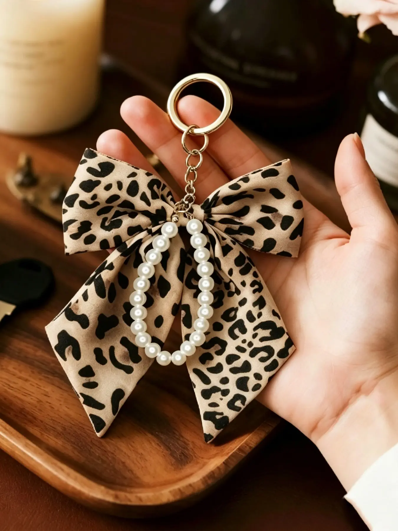 Leopard Print Bow Keychain with Pearl Chain, Cute Fabric Bow Bag Charm Pendant, Detachable Spring Ring Key Accessory for Women Girls