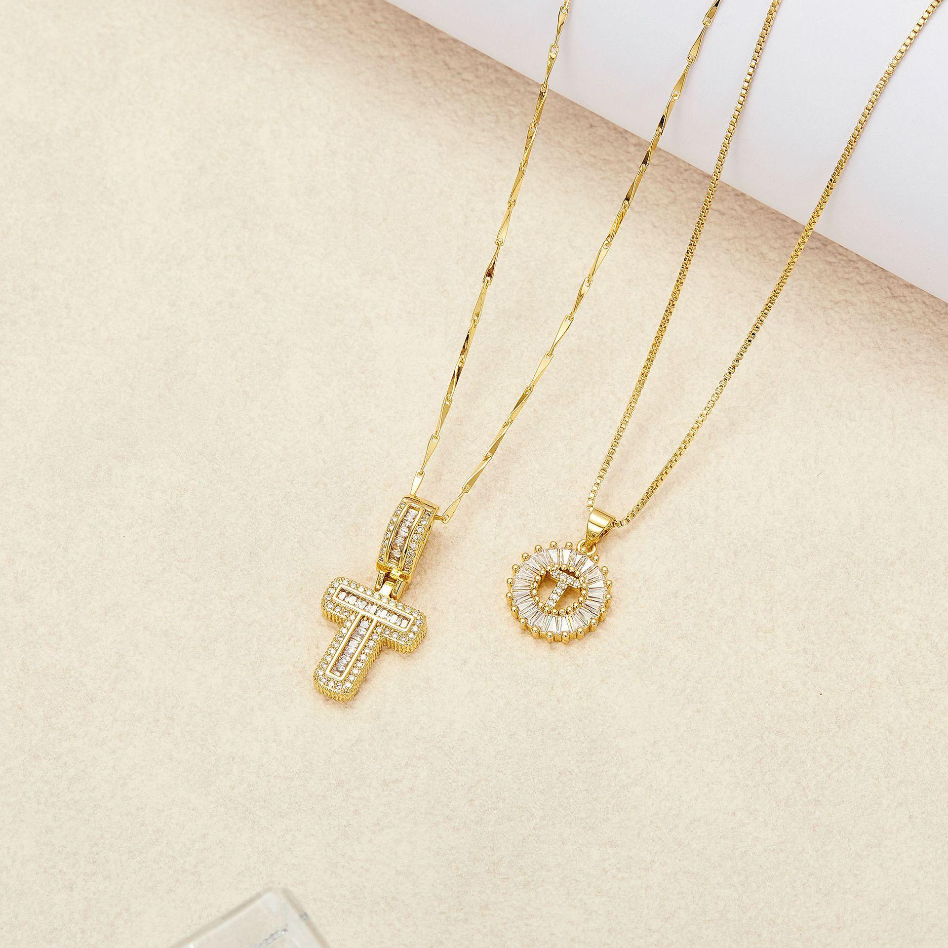 Crystal letter pendant necklace, inlaid with zirconia and plated with real gold, round 26 English letter collarbone chain ZM2Z.The classic letter necklace is timeless and suitable as a birthday gift for friends or couples