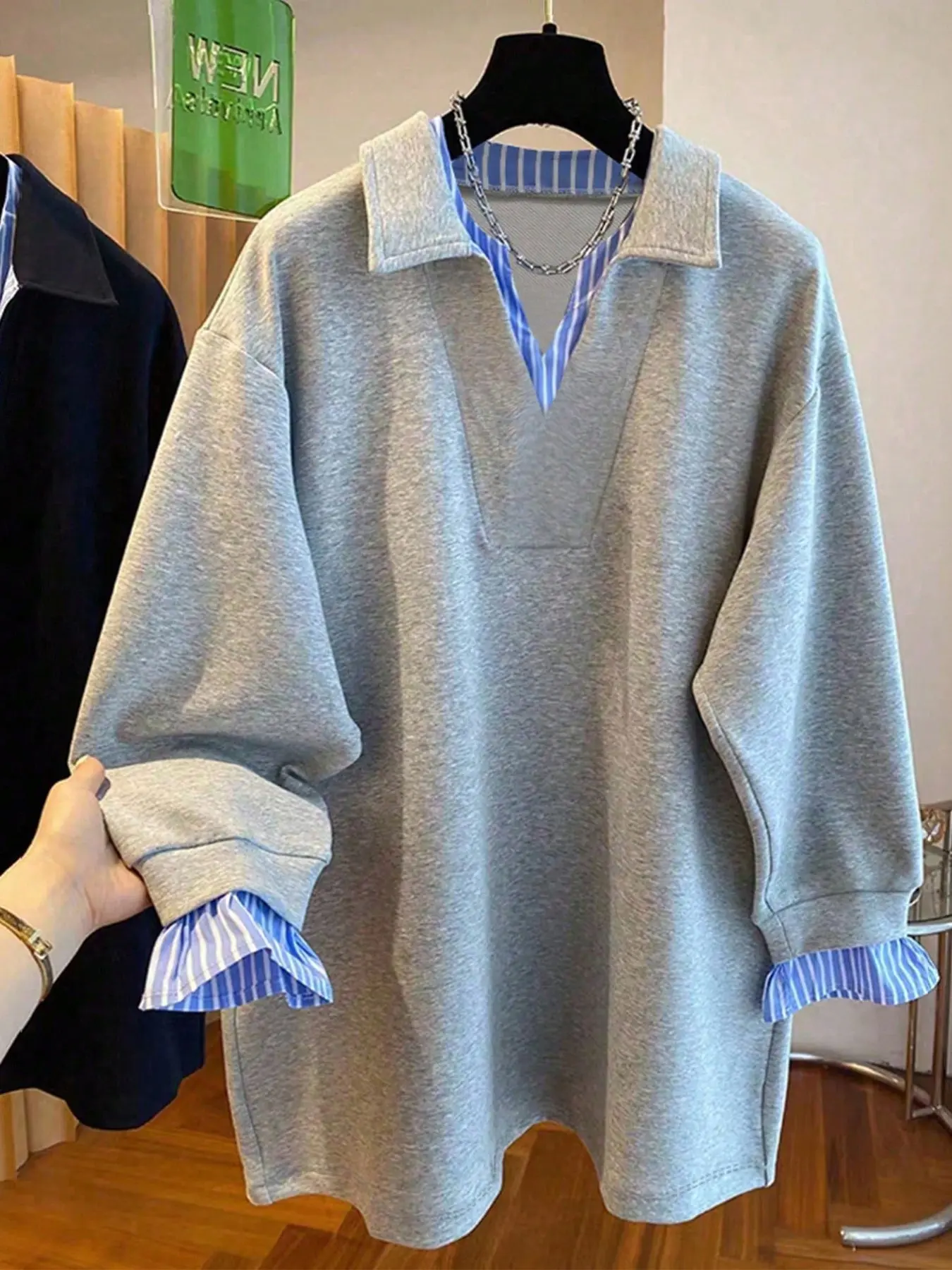 Women’s Layered Pullover Sweatshirt with Collared V-Neck, Striped Inner Collar and Cuff Details, Relaxed Long Sleeves, Curved Hem Tunic Top for Casual Workwear, Weekend Outfits and Street Style