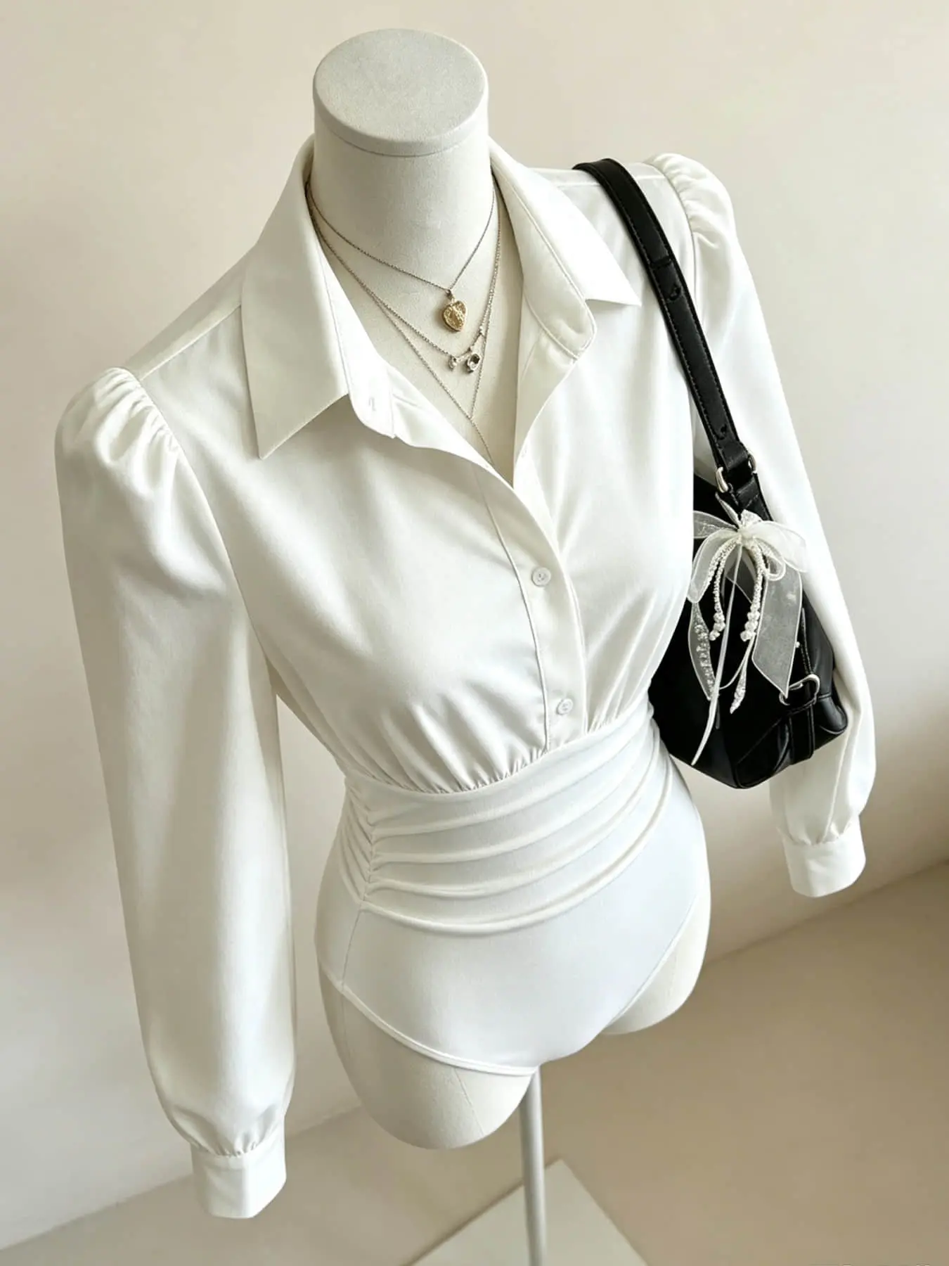 A women's fashion style light mature style high-end long sleeved waist slimming jumpsuit, with a looped bubble sleeve design, suitable for autumn and winter, suitable for light social gatherings, inner layering, dating afternoon tea outfits.