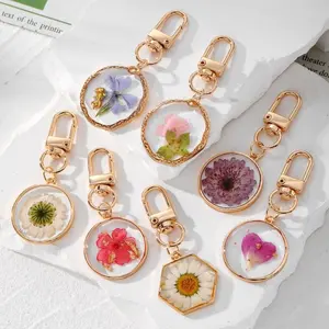 Original Handmade Preserved Dried Flower Keychain, Exquisite Resin Daisy Plant Flower Pendant Bag Accessory