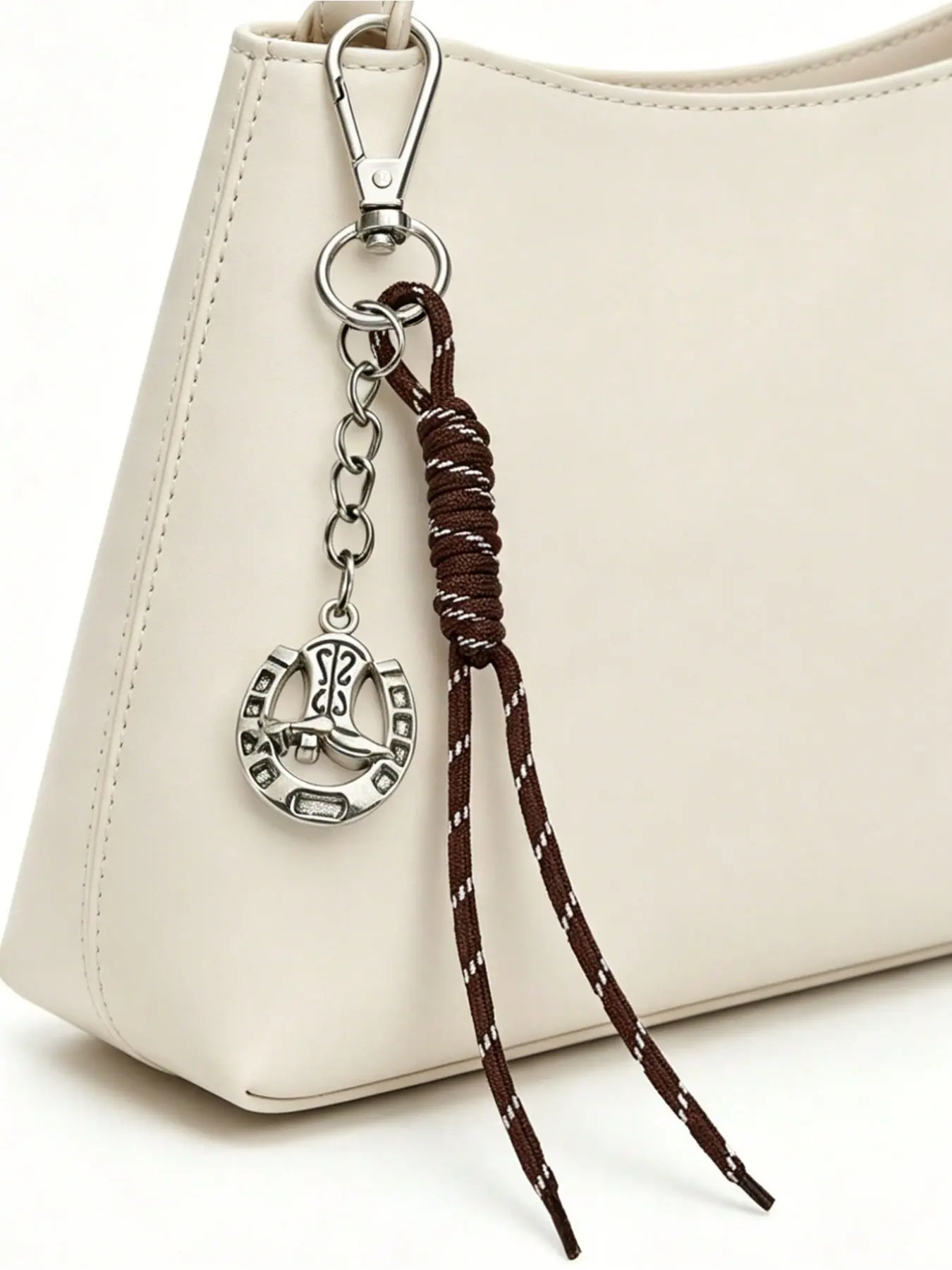 Western-style horseshoe keychain, lightweight and durable. Chic horseshoe charm in golden finish, a lucky ornament with equestrian theme. Fits car keys, bags, wallets and phones. Perfect gift for birthdays, back-to-school, teachers and pet lovers.