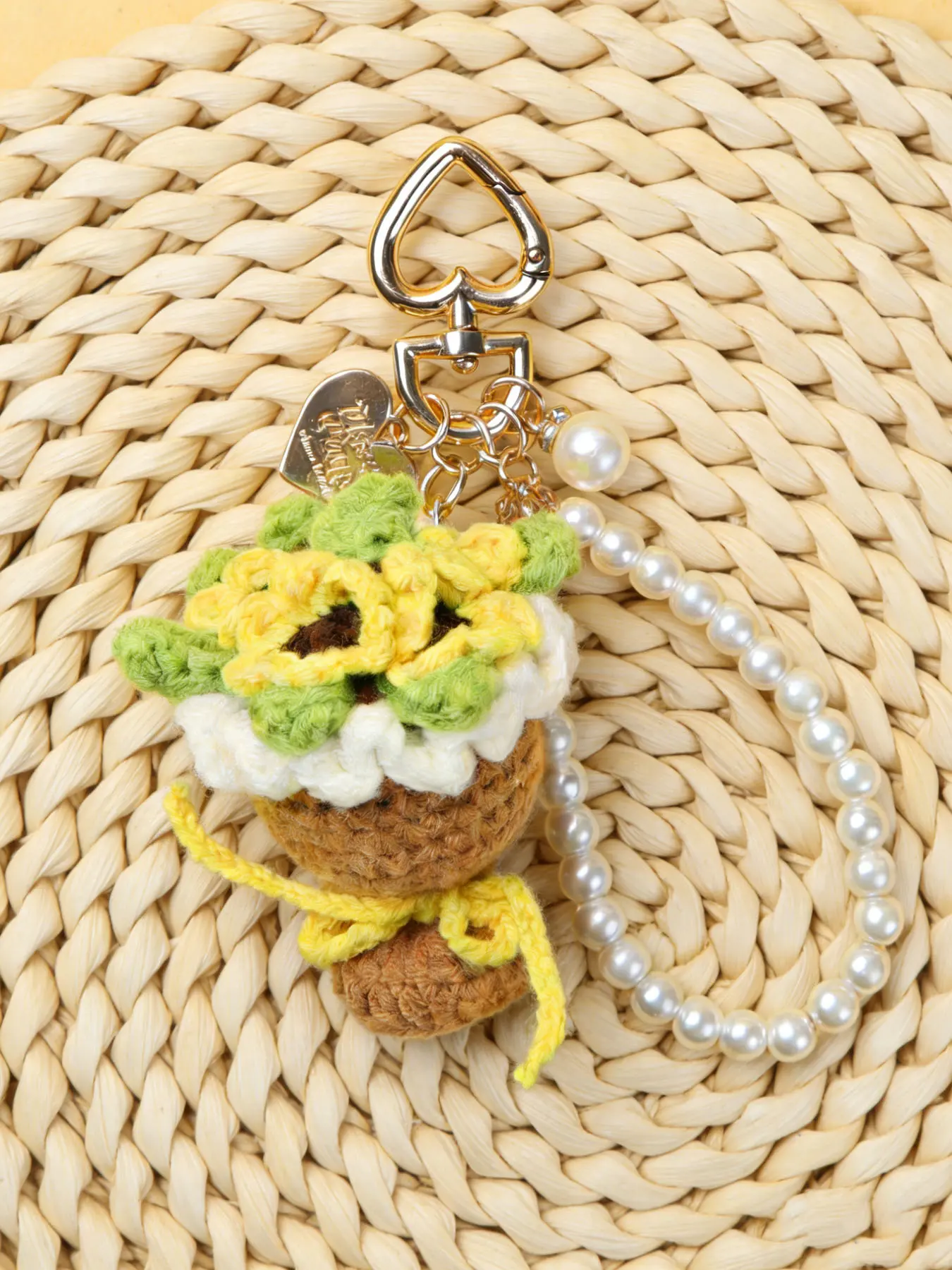 Handmade Crochet Mini Flower Bouquet Keychain, Bohemian Knitted Rose Sunflower Bag Charm with Pearl Strap & Heart Carabiner, Sweet Pendant Ornament, Ideal Gift for Valentine's Day, Wedding & Bridesmaid