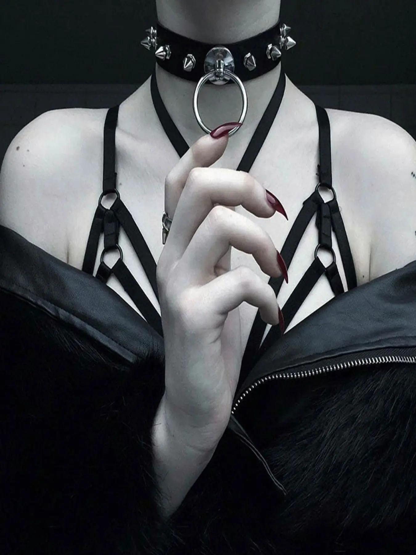 PU Leather Spiked Choker Necklace with Silver Cone Rivet Spikes & Front Large O Ring, Adjustable Metal Buckle Punk Rock Gothic Collar Neckband, Edgy Harajuku Grunge Statement Neck Jewelry for Women Girls, Perfect for Rock Concert, Halloween Cosplay, Rave