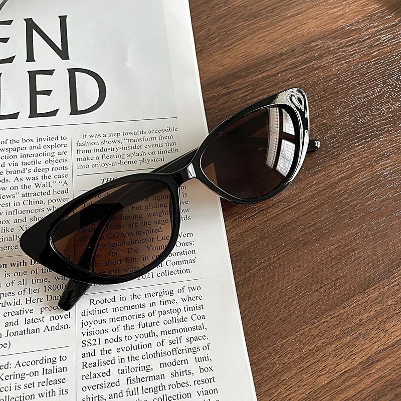 Retro triangular cat eye small face sunglasses women's high-end ins black small frame sunscreen shape photo sunglasses