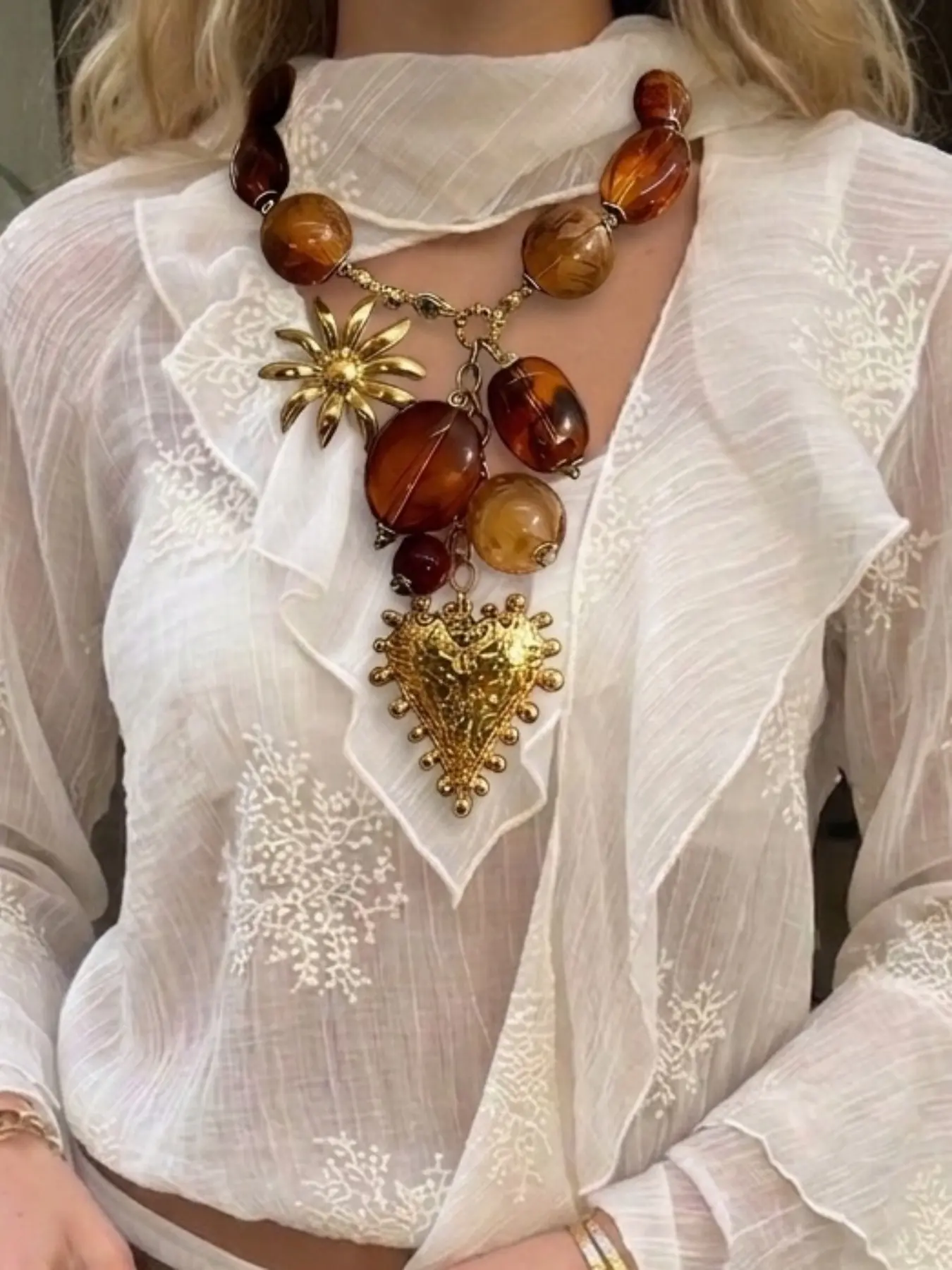 1Pc Amber‑Tone Beaded Sunflower Heart Statement Choker Necklace,Vintage Boho Ethnic Style,Faux Amber Brown Beads With Sunflower & Embossed Big Heart Pendant Bold Neck Jewelry for Fall Travel Shoot Beach Vacation Bohemian Party Wear