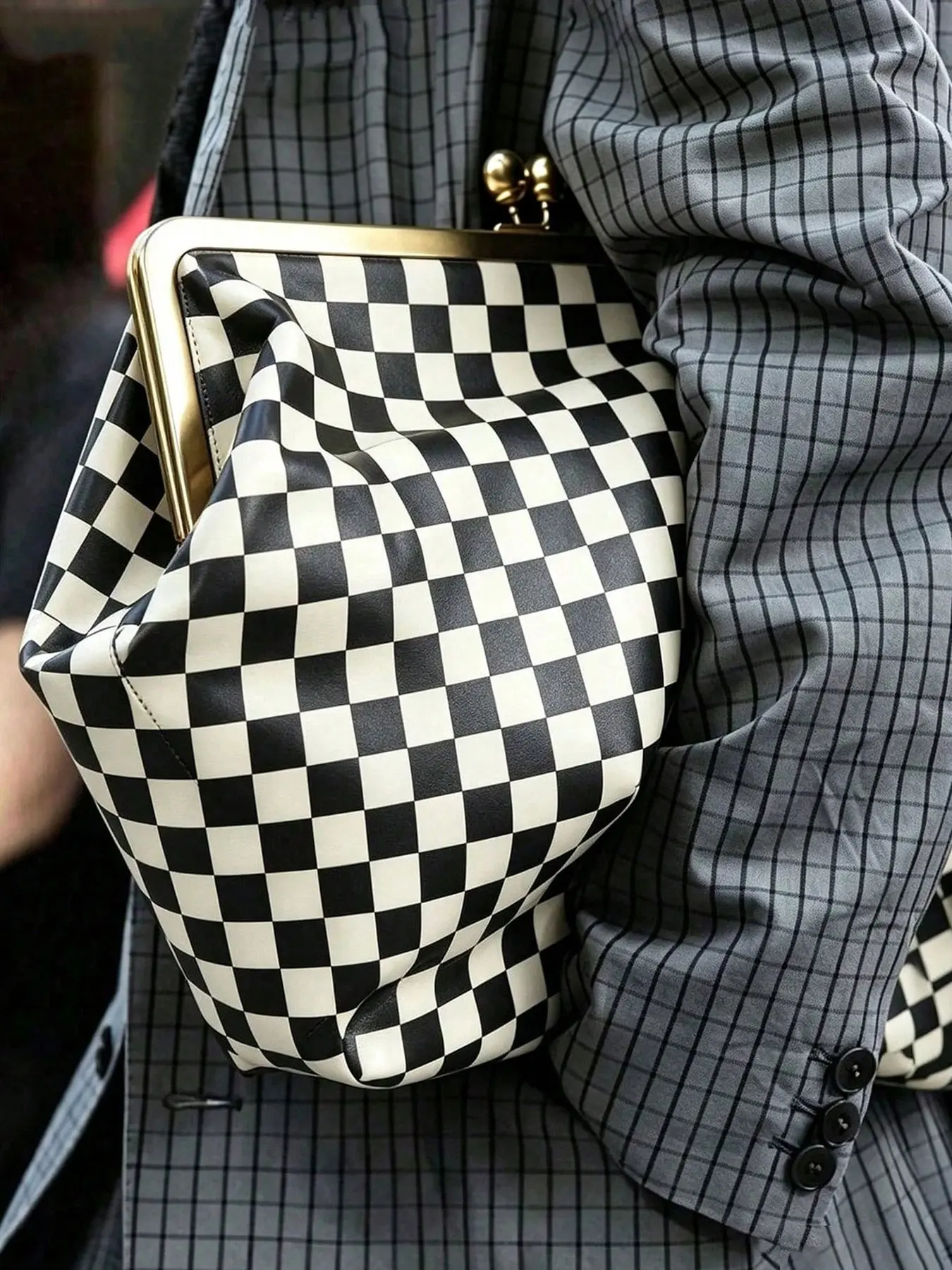 Simple and high-end classic black and white checkered shoulder bag, large capacity relaxed and elegant versatile texture crossbody bag, can accommodate mobile phones and files, suitable for daily commuting and friend gatherings