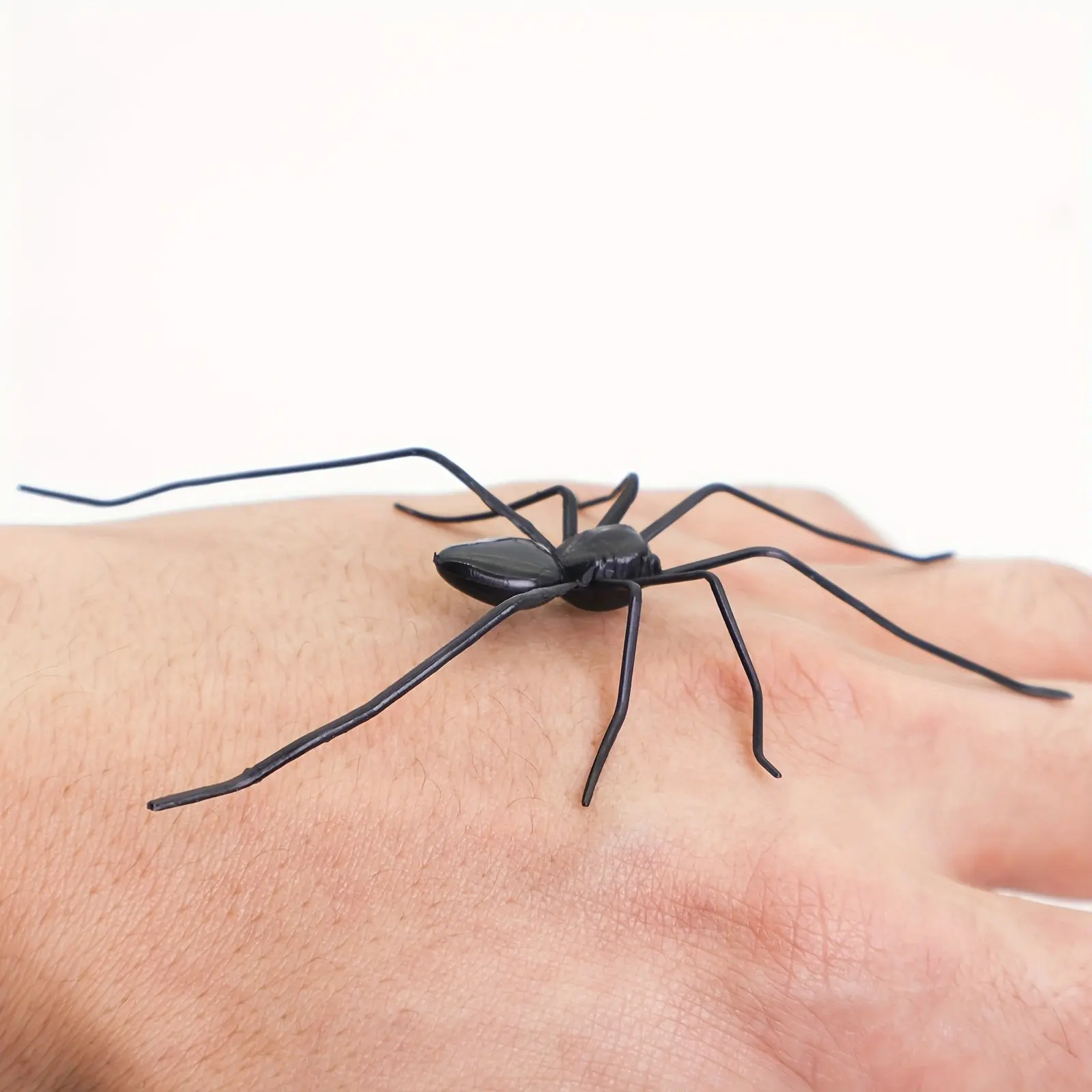 Realistic Plastic Fake Spiders,Fun refrigerator magnet, 2 Colors Bendable Long Leg Spider Decorations, Scary Prank Props Halloween Party Ornaments, Novelty Gift for Spider Lovers & Arachnid Collectors, Creative Prank Gift