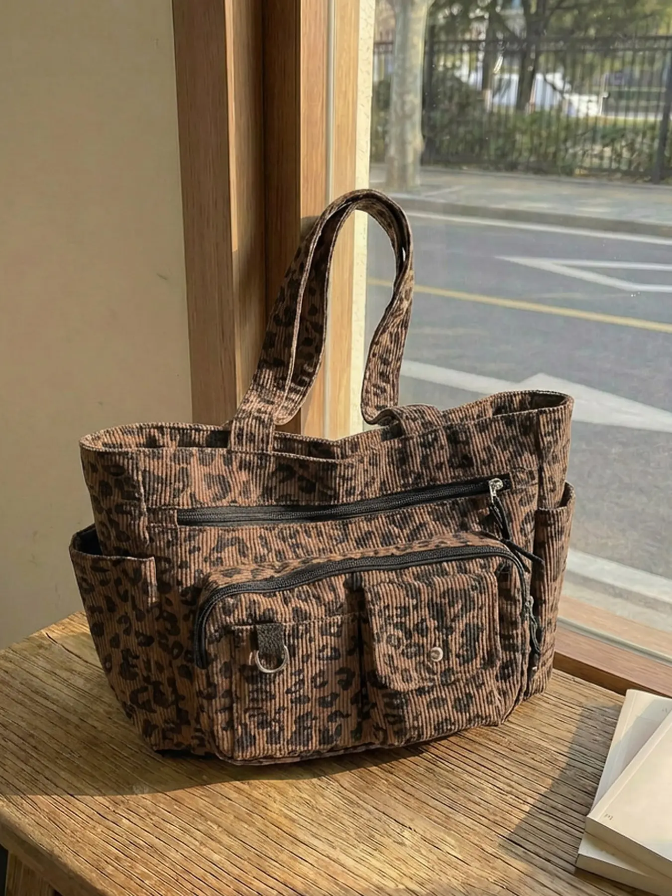 New Vintage Leopard Print Fleece Tote Bag For Women 4 Different Deep And Light Leopard Colors Shoulder Crossbody Bag Large Capacity Daily Commute Bag Can Be Hand Carried And Single Shoulder Used Fabric Shoulder Bags