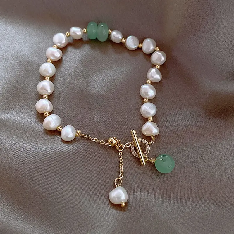 Aesthetic Pearl Bracelet for Women, Trendy Minimalist Irregular Faux Pearl Jewelry with Lucky Charm Button Design, Dainty Adjustable Bracelet for Everyday Wear, Fashion Accessories, Birthday Gift Ideas and Chic Party Looks