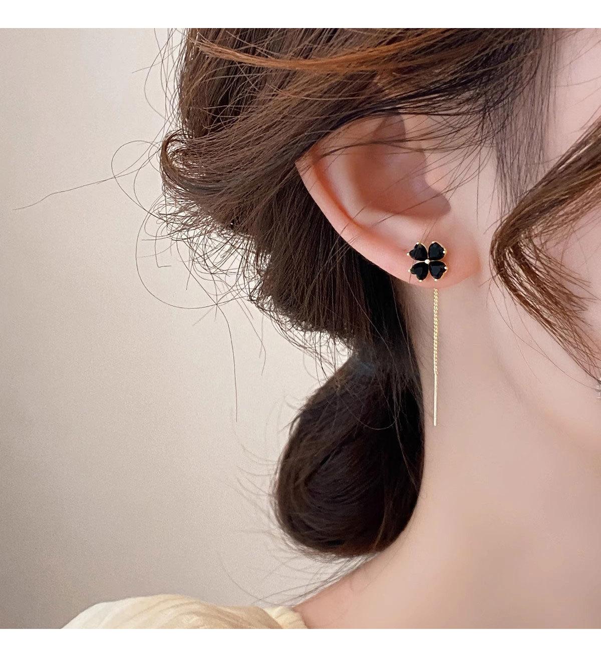 Fashionable black four-leaf clover lucky tassel earrings for women, light luxury design, new stylish ear accessories, gift for women