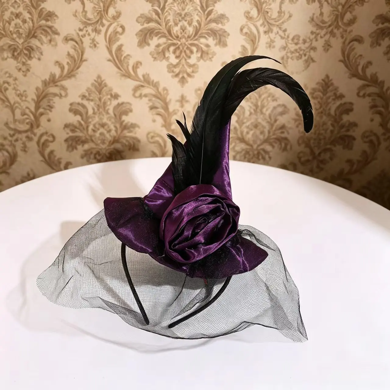 A carnival party Halloween party supplies witch hat headband retro high-end headband mesh feather retro high-end mesh feather headband, very suitable for parties, dinners, Halloween, holiday decorations.