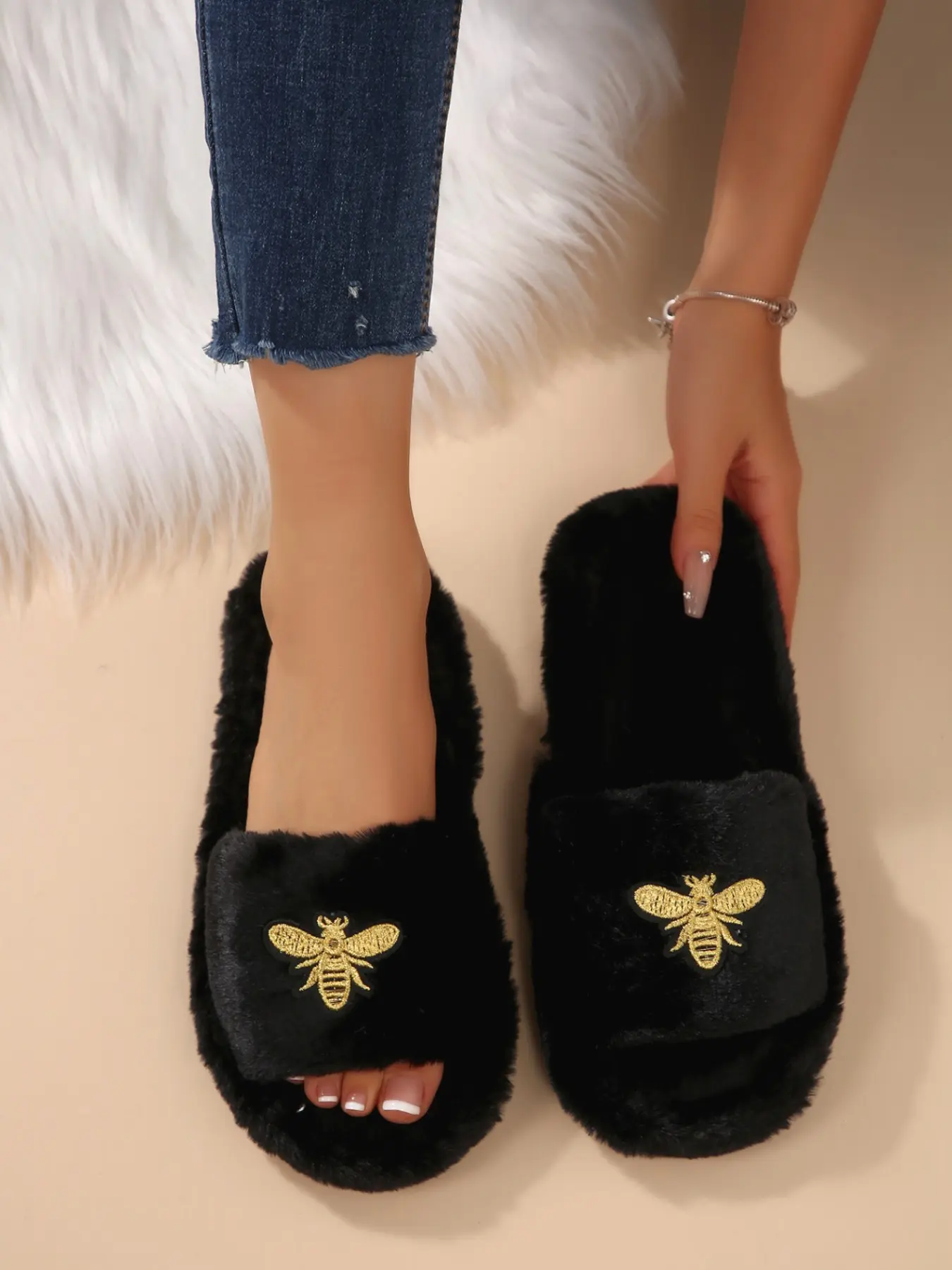 Elegant Bee Embroidered Plush Slippers, Soft and Comfortable, Casual Animal Pattern, Eva Sole, Textile Upper, Home and Outdoor Use