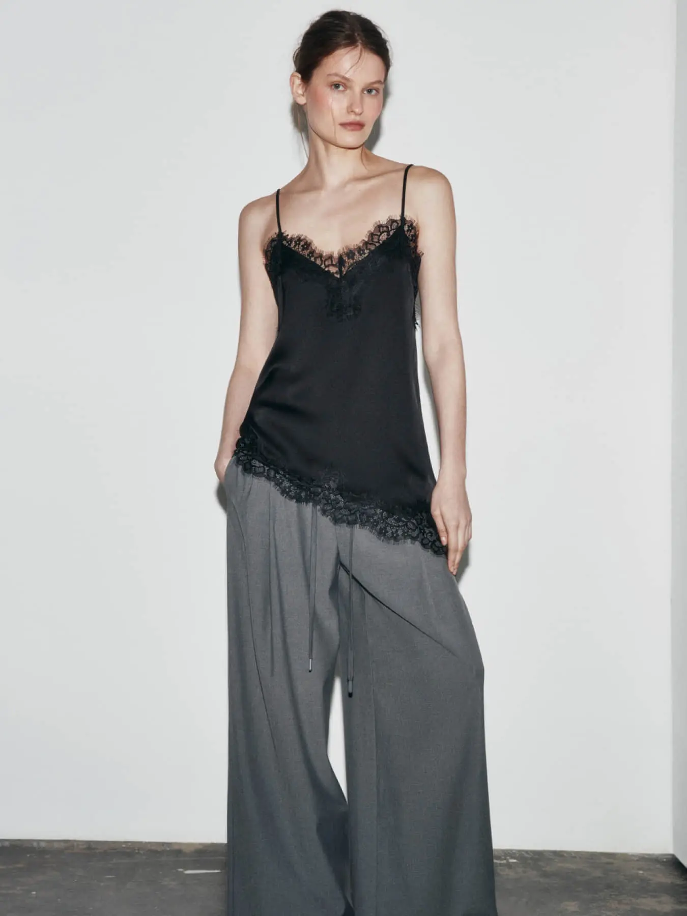 A women's French style pure desire lace camisole, Sleeveless, V-neck lace irregular hem loose fitting inner and outer wear temperament vest suitable for summer, daily street commuting, light workplace, lazy home, party and small gathering