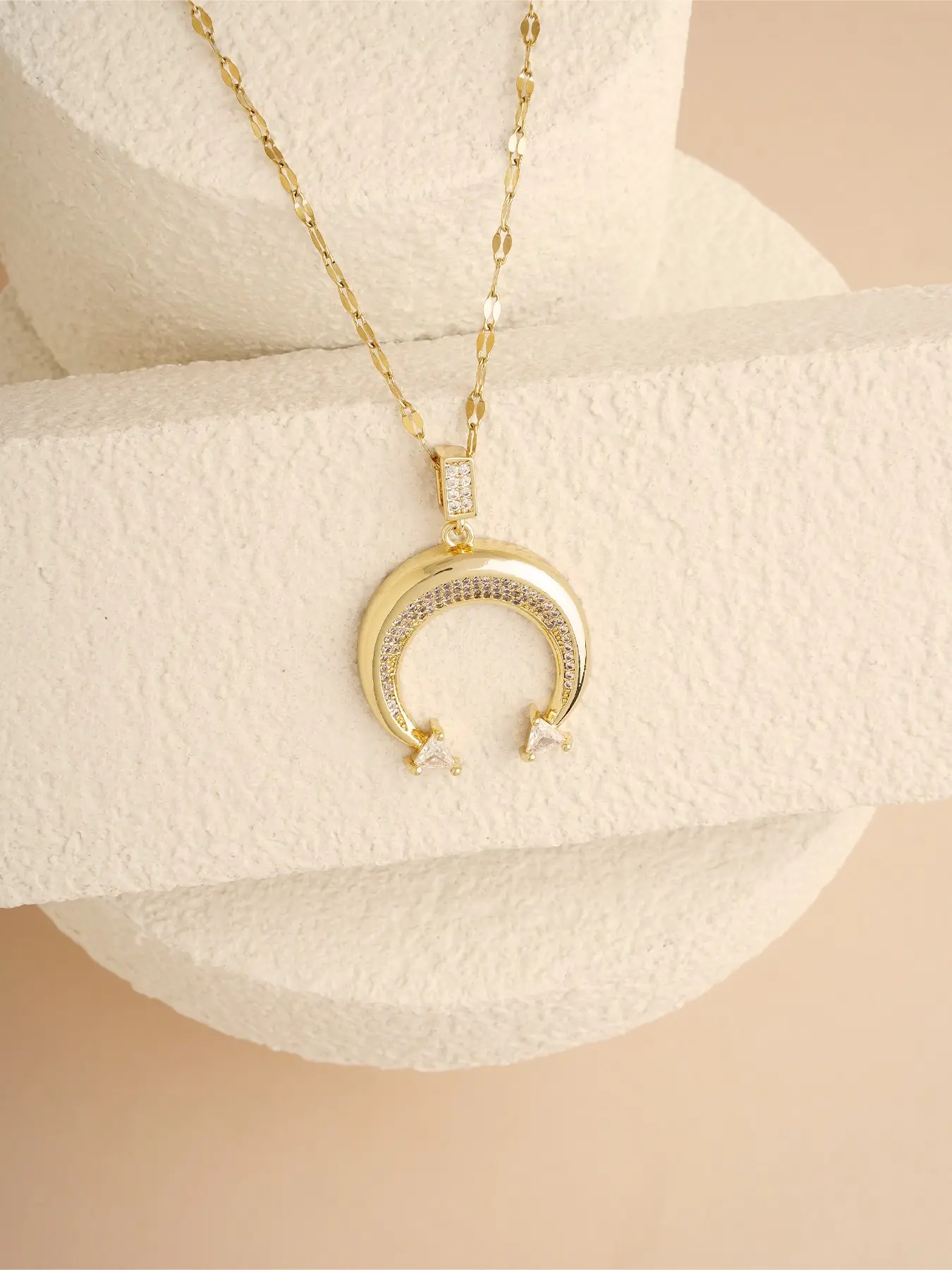 1pc 18K Gold Plated Horseshoe Necklace for Women, Dainty Pave CZ Crystal Horseshoe Pendant Necklace Lucky U‑Shape Horseshoe Jewelry Gift for Girls