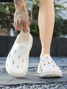 Internet celebrity all-inclusive stream-tracing clogs, with soft, bouncy thick soles, suitable for both beach and commuting in one pair. The whole shoe is a large-hole hollowed-out slipper, not afraid of wading in rainy days.