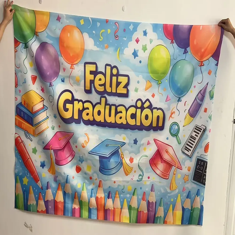 2D Flat 1PC Polyester Feliz Graduación Graduation Backdrop Banner, Cartoon Colorful Grad Cap Balloon Pencil Book Photography Background, Ideal For Preschool Elementary Graduation Party, Spanish Class Grad Ceremony, Kids Grad Photoshoot,