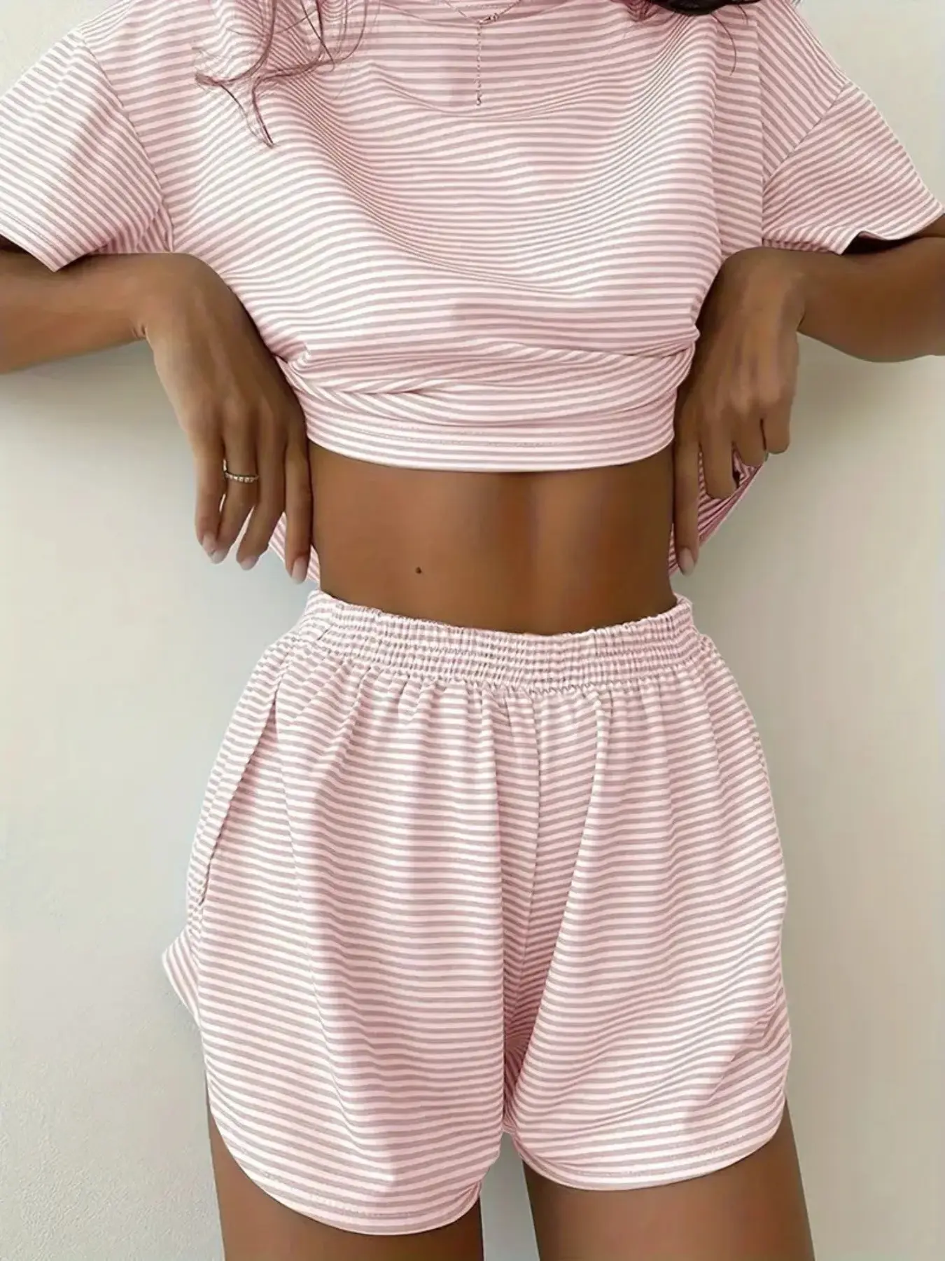 Women's Round Neck Color-Block Fine Striped Drop Shoulder Tee & Elastic Split Hem Shorts Nightwear Set, Casual Printed Cropped Top With Bottoms Two-Piece Outfit. soft comfy Breathable All-Season Loungewear, Summer Beach Daily Outdoor Pj Set, loose fit