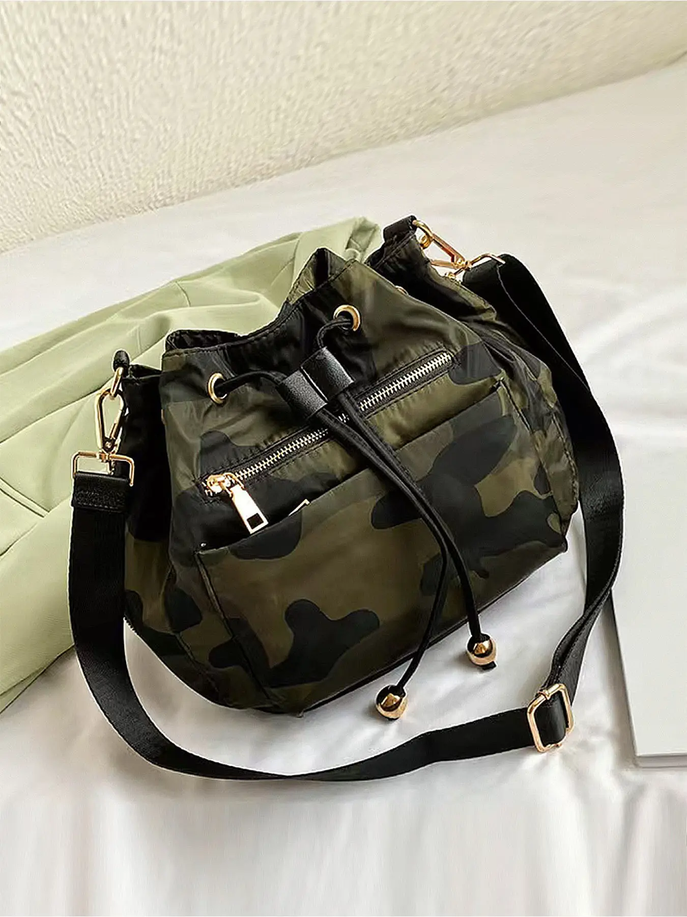 1 Stylish Classic Camouflage Drawstring Bucket Bag for Women, Gold Hardware Multi-pocket Crossbody Bag, Casual Streetwear Style Large Capacity Shoulder Bag, Perfect for Outdoor Gatherings, Commuting, and Shopping