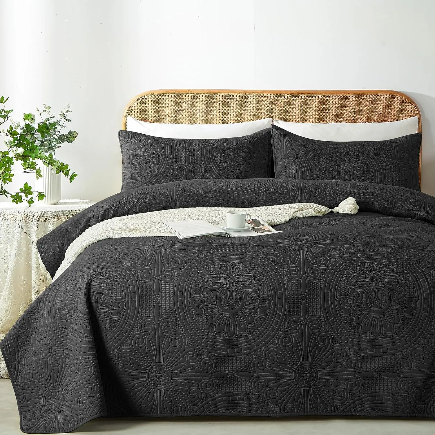Full/Queen Quilt Set Black, Ultrasonic Embossed Bedspread, Lightweight Microfiber Coverlet, Modern Thin Bedding Set for All Season, 3 Piece (1 Quilt, 2 Pillow Shams)