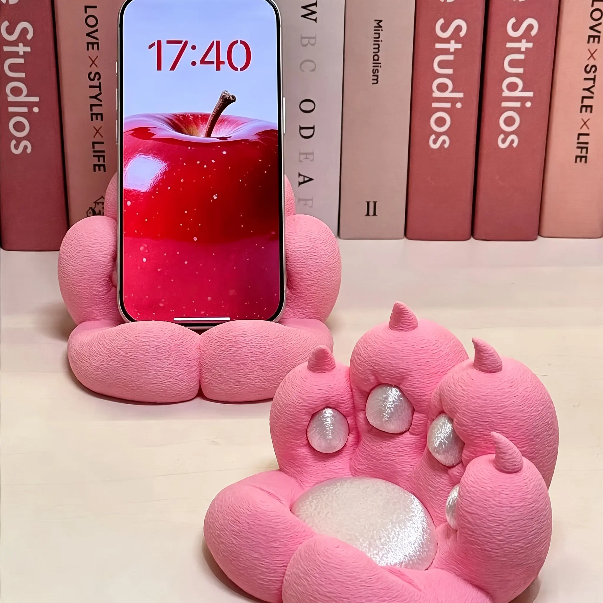 Cute cat paw-shaped phone and tablet stand, creative and adorable desktop lazy stand, can hold phone/tablet, a gift for girlfriends and girls