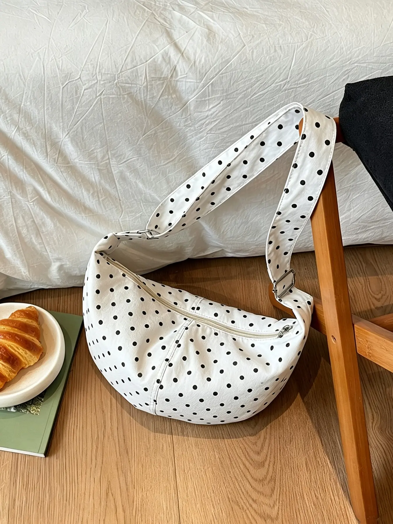 Korean-style gentle and fresh polka dot crossbody bag, dumpling-shaped bag made of soft and lightweight fabric, adjustable wide shoulder strap, simple relaxed fit, casual crossbody bag for daily shopping, commuting, traveling, and taking photos.