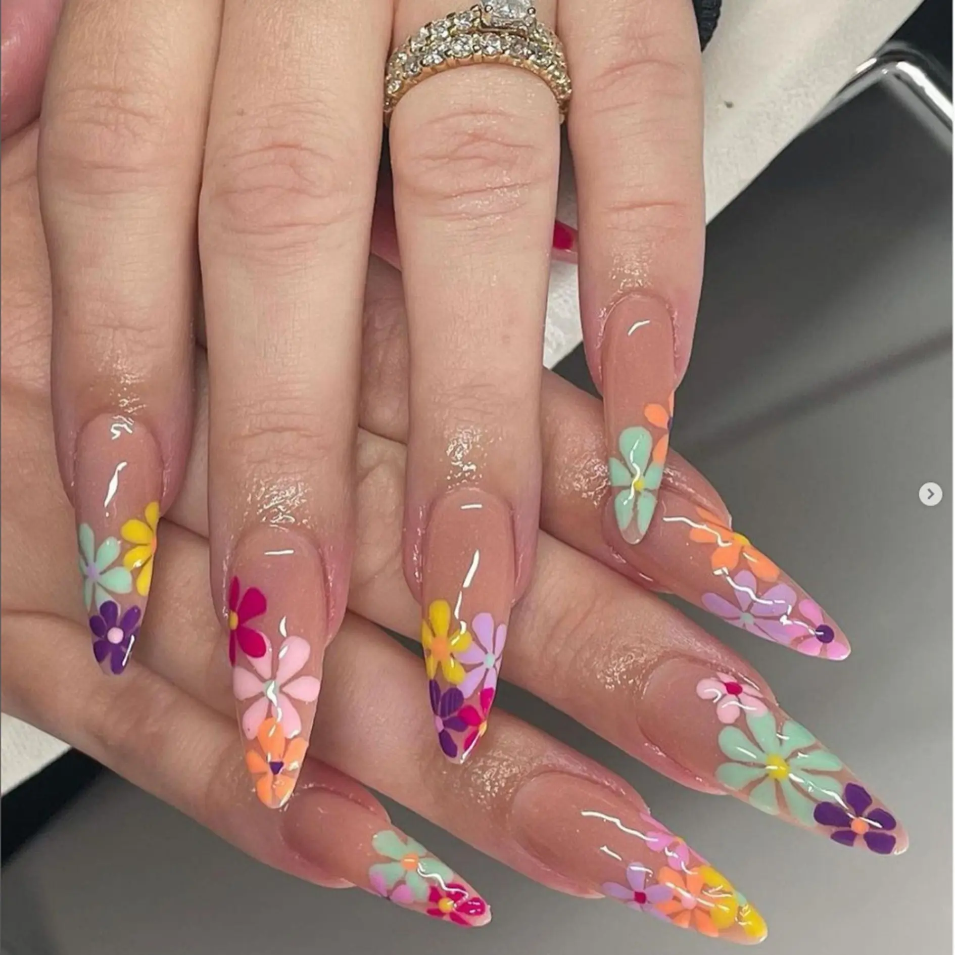 Medium-long pointed translucent nude press-on nail set; pink, purple, yellow, mint green multi-color vibrant minimalist fresh reusable fake nails; cheerful summer-on nails suitable for beach vacations and daily wear