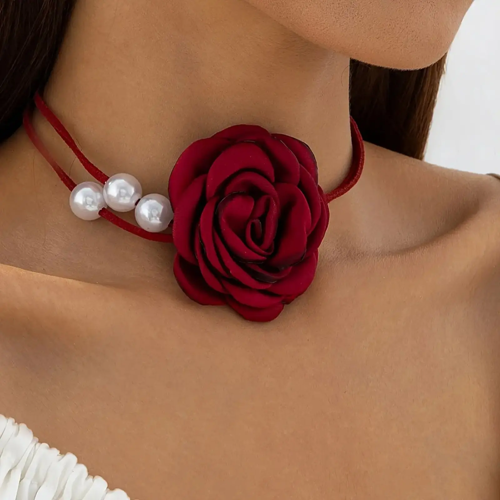 Women’s Vintage 3D Red Rose Pendant Necklace, Lifelike Floral Design with Faux Pearl Beaded Adjustable Chain, Elegant Collarbone Jewelry, Ideal Gift for Daily Wear & Valentine’s Day Matching
