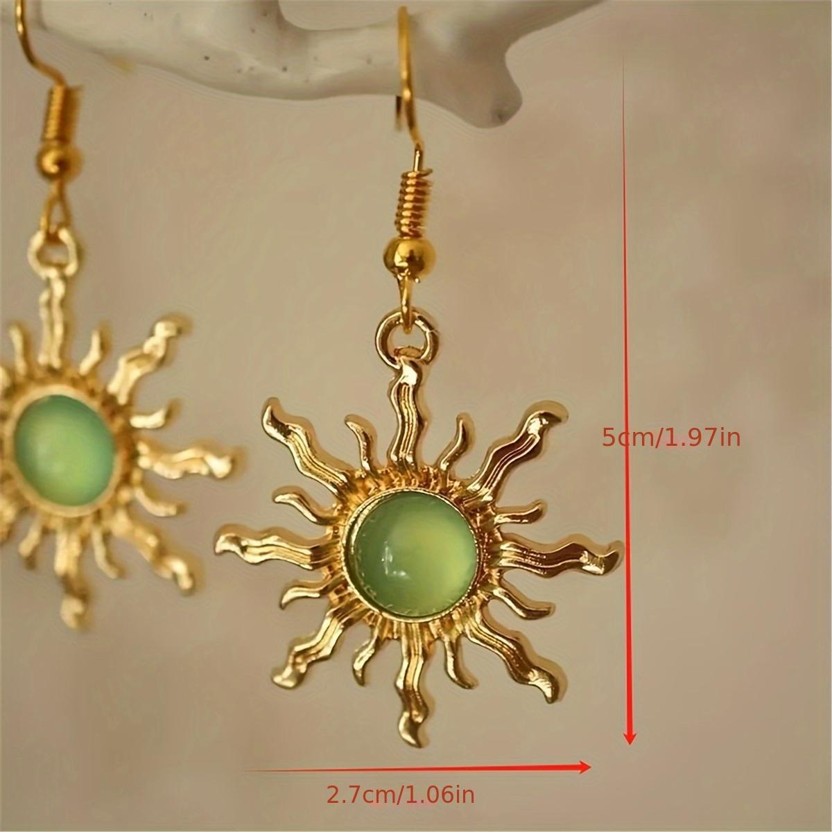 [Holiday Gift] A Pair of Cool Golden Green Sun-Shaped Earrings, Suitable for Daily Wear, Holiday Gift