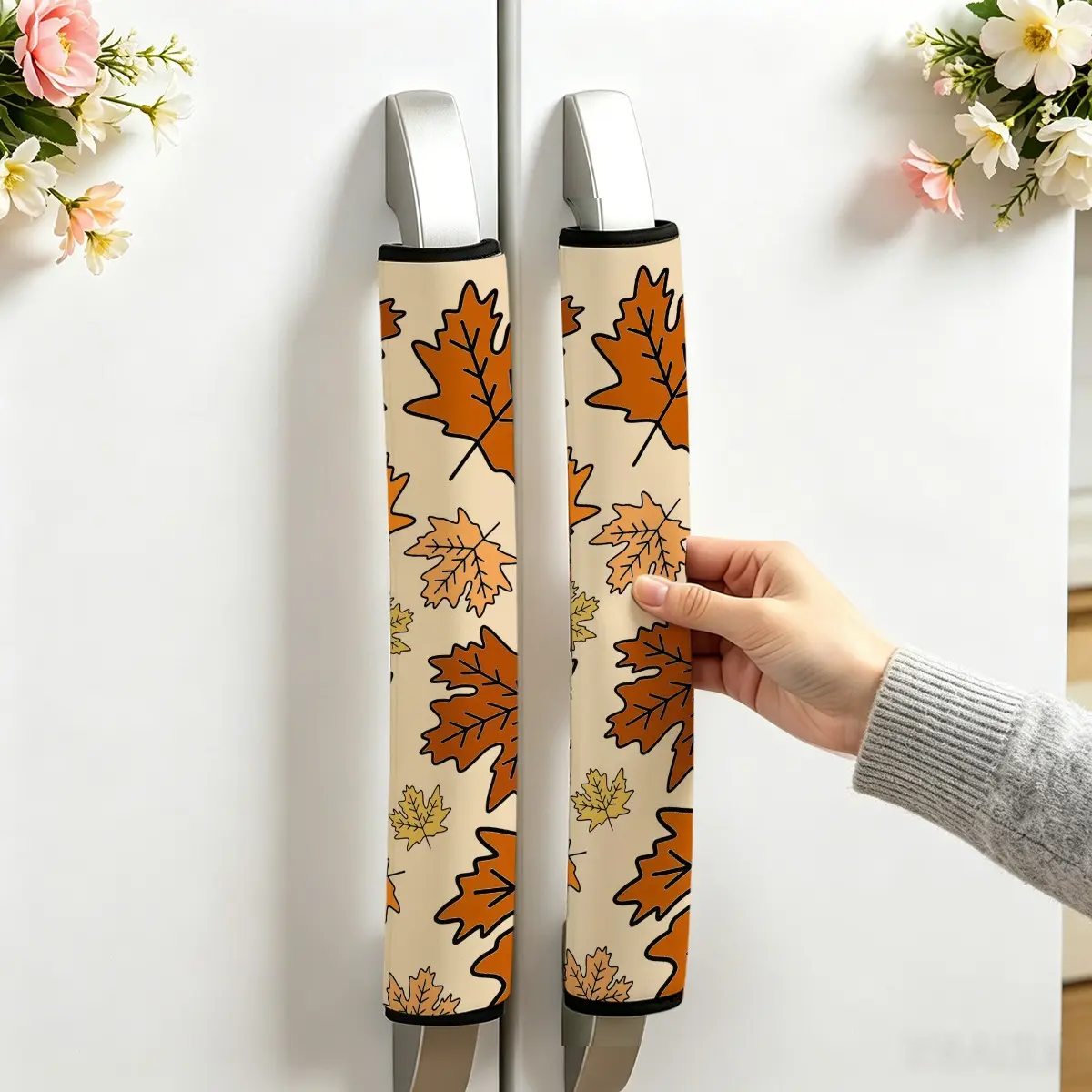 2pcs Autumn maple leaf pattern refrigerator handle decorative cover. Perfect for autumn Halloween and Thanksgiving American country kitchen decorations, this set complements American country, pastoral, harvest, and Thanksgiving home decor styles.