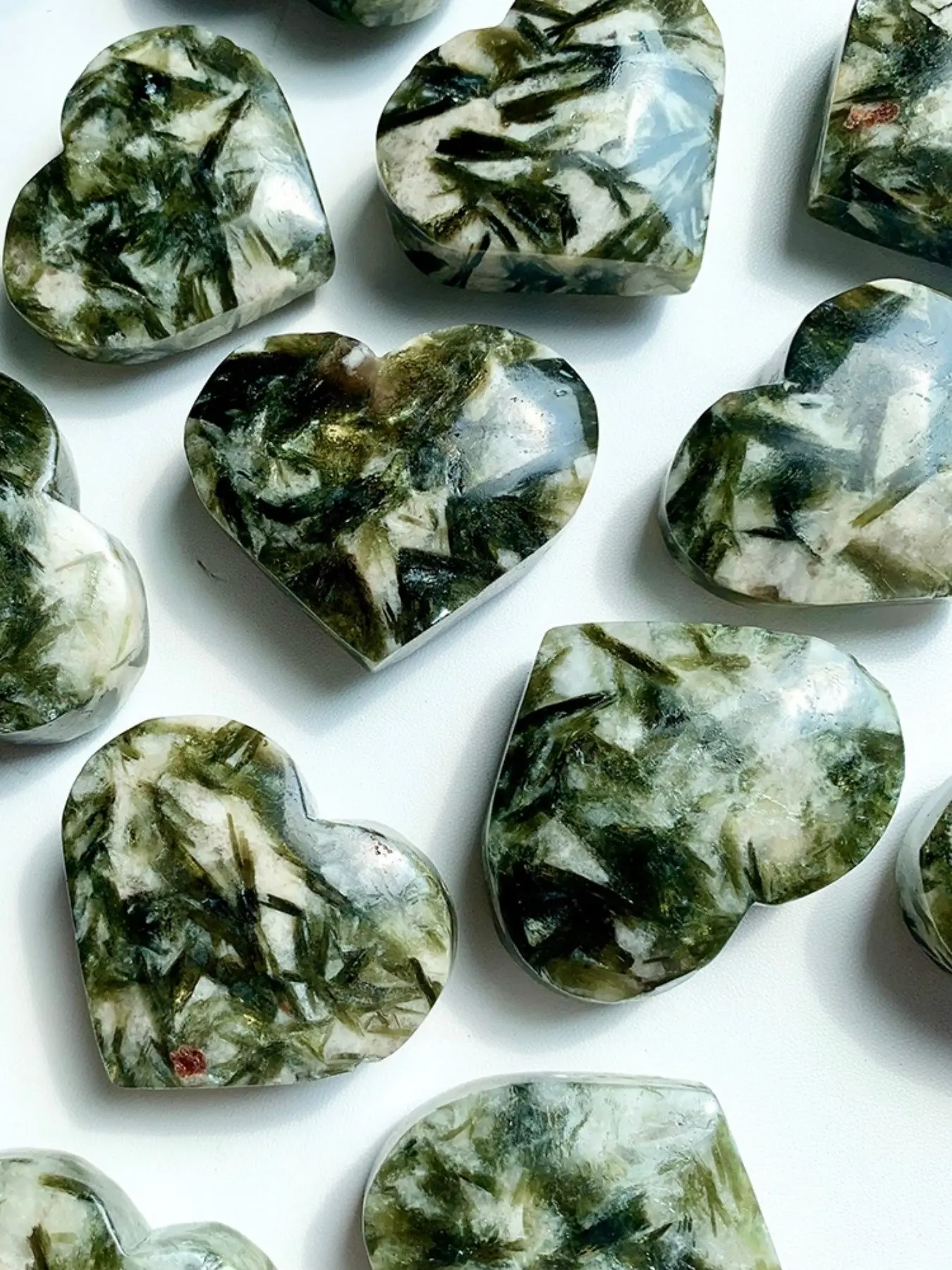 1pc green mica heart, with its dazzling luster, is a perfect home decoration, an ideal gift for relatives and friends, and a beautiful crystal ornament worthy of collection. Its vibrant color makes it a suitable desktop display, Bling out crystals
