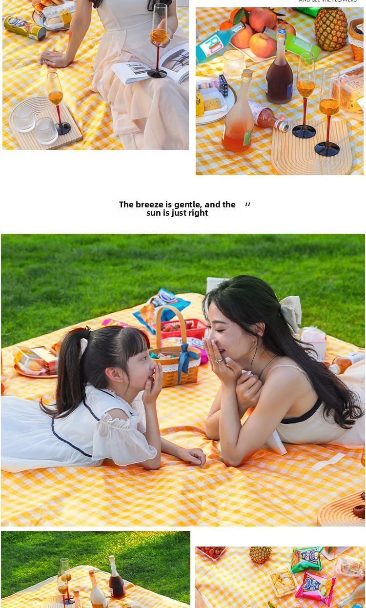 Outdoor picnic mat is waterproof and moisture-proof