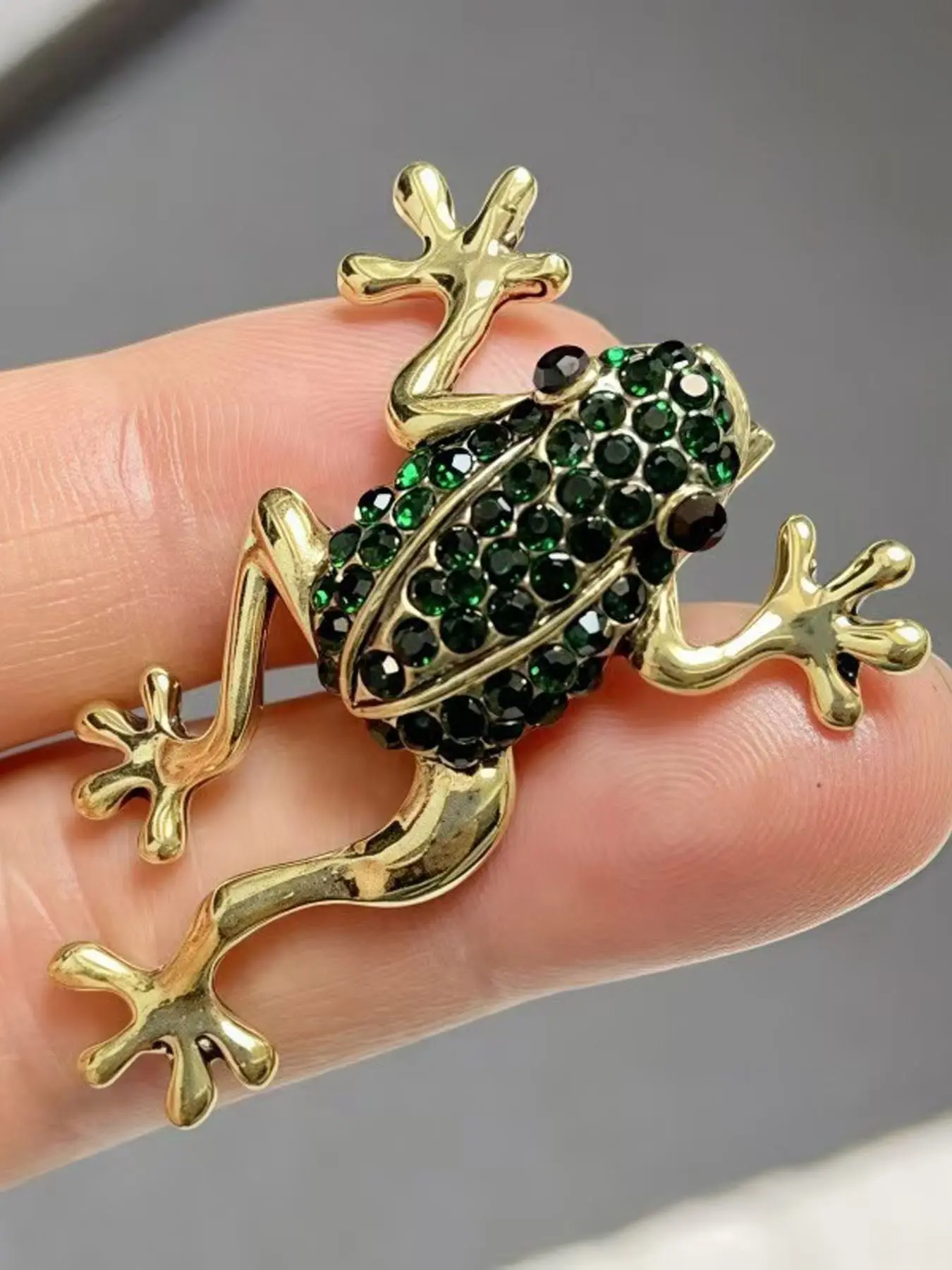 Cute Frog Brooch Pin, Scarf Clip, Fabric Decoration, Unique Accessory for Suits, Coats, Scarves, Bags, Fun Animal Style, Daily Wear