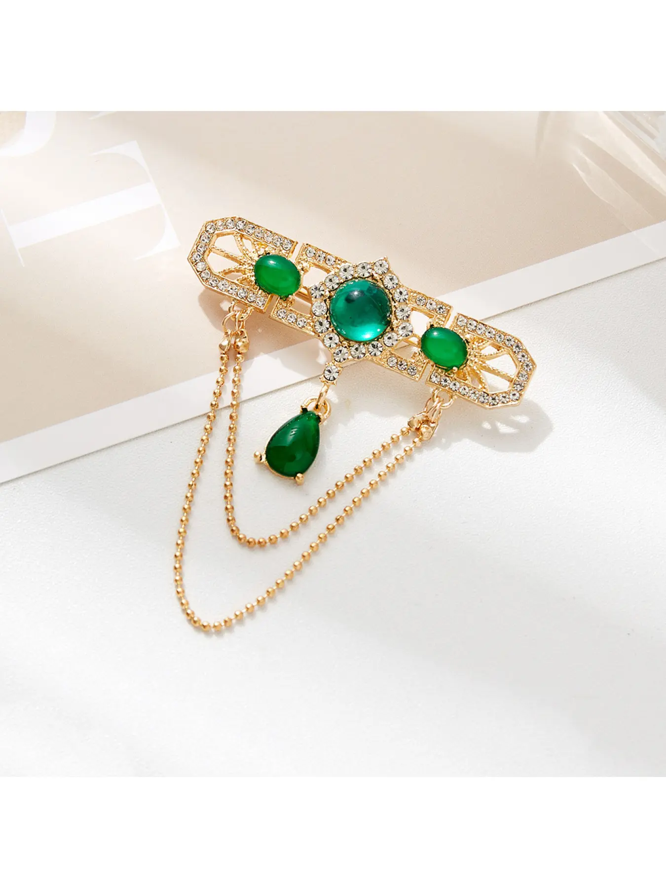 Vintage Emerald Rhinestone Brooch with Tassel Chain, Luxury Elegant Lapel Pin for Suit & Cheongsam, Women High-End Clothing Accessory