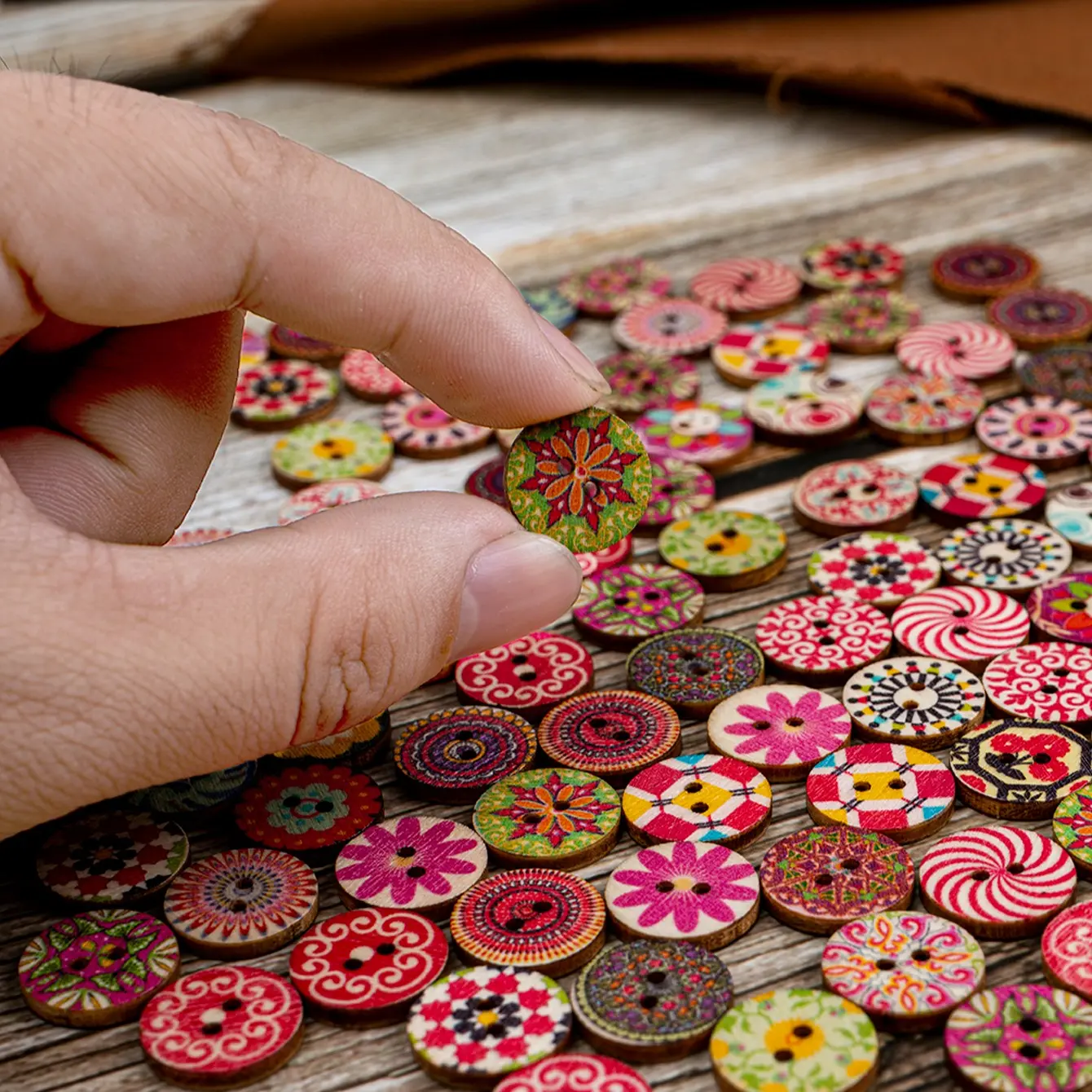 Ethnic Style Wooden Multi-Color Clothing Decorative Buttons, 100 Round Sewing Buttons Per Pack, Fashionable Fabric Accessories