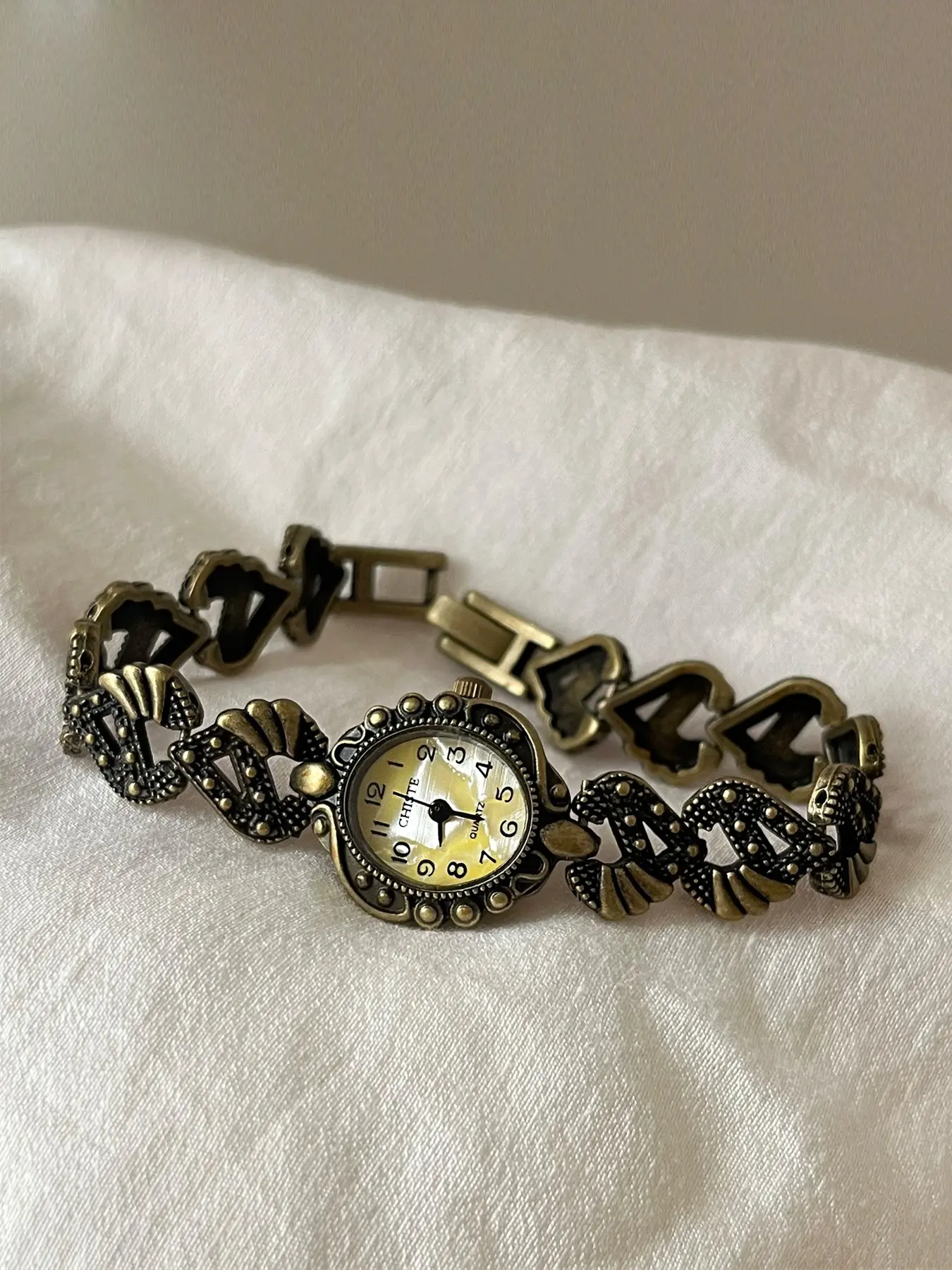 Vintage Copper Color Bracelet Watch, Elegant Analogue Quartz Watch for Women, Mini Retro Western Style, Unique Fashion Accessory