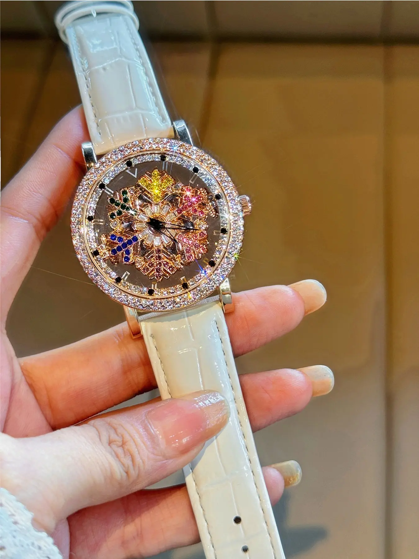 1 dazzling fashion luxury ladies' watch inlaid with colored rhinestone quartz watch, equipped with rotating colored snowflake dial and durable leather strap, waterproof design watch is very suitable for gifts and daily wear.