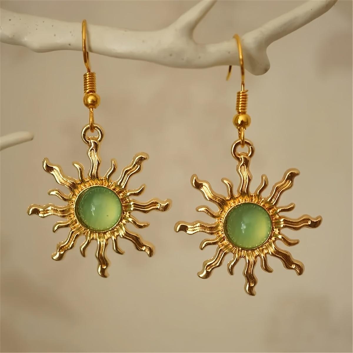 [Holiday Gift] A Pair of Cool Golden Green Sun-Shaped Earrings, Suitable for Daily Wear, Holiday Gift