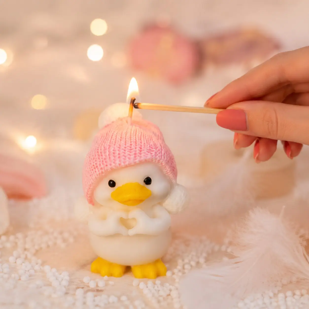 Adorable Knitted Heart Duck Aromatherapy Candle, Soft Cartoon Soy Wax Scent, Long-Lasting Fragrance, Perfect for Desk Decor, Birthday Gift, Bedroom Decoration