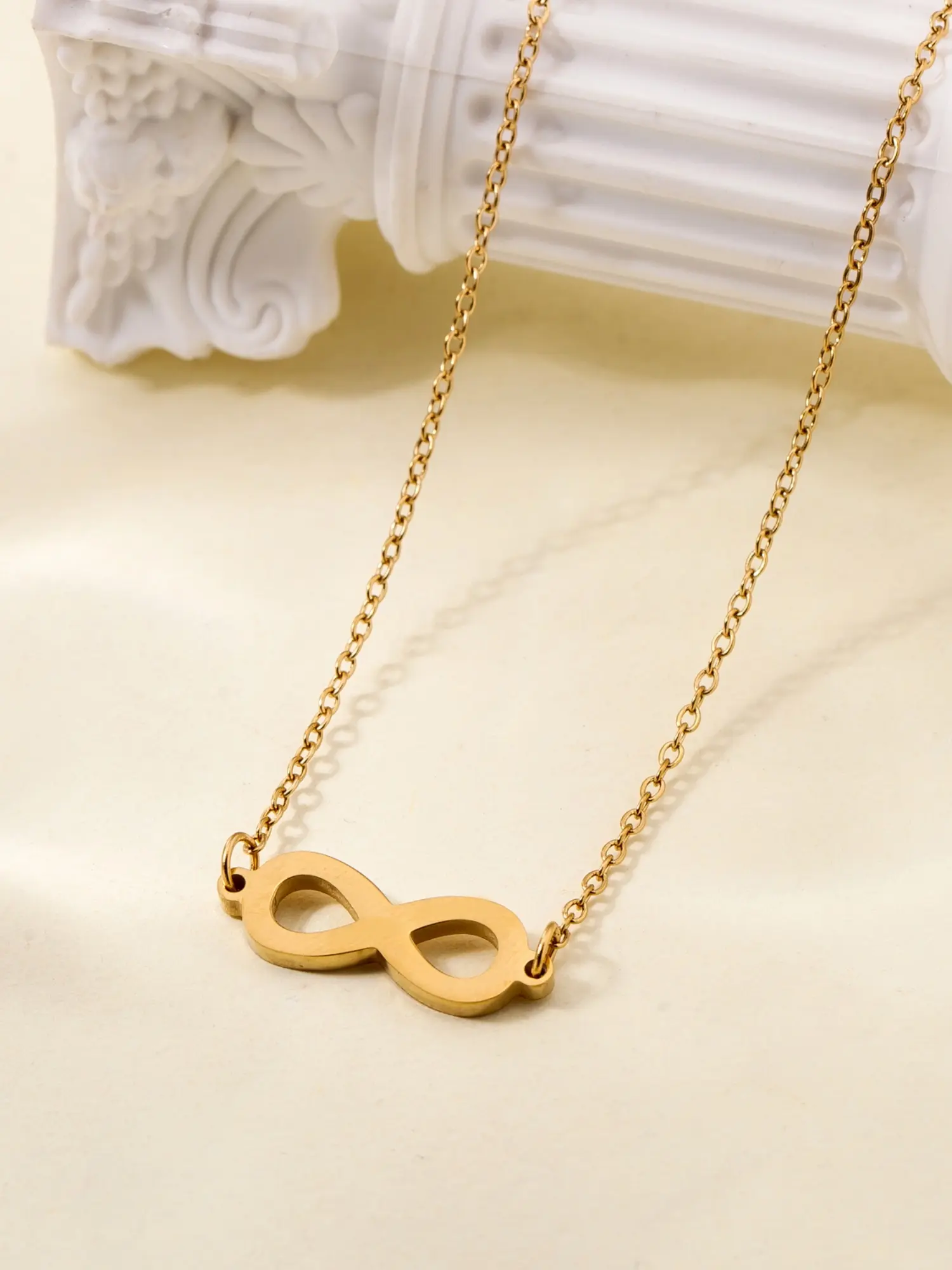1-piece elegant and personalized smooth infinity symbol pendant necklace, light luxury and sophisticated horizontal figure-8 design, colorfast collarbone chain, fashionable stainless steel sweater chain, versatile everyday accessory, niche holiday gift.