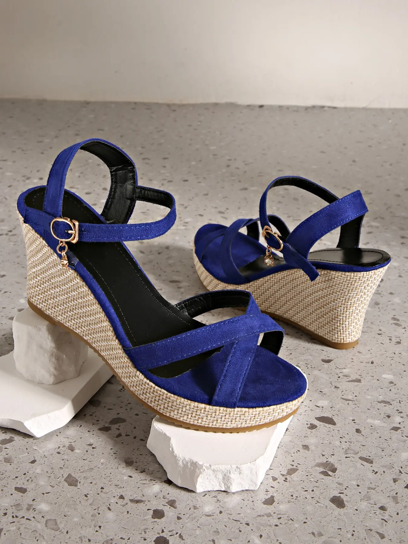 Women Matte Suede Crisscross Straps Open Toe Woven Straw Wedge Ankle Strap Sandals，Stylish Soft Cushioned Anti-Slip Elevated Platform Heels，Beach Resort Date Casual Footwear，1 Color Blue