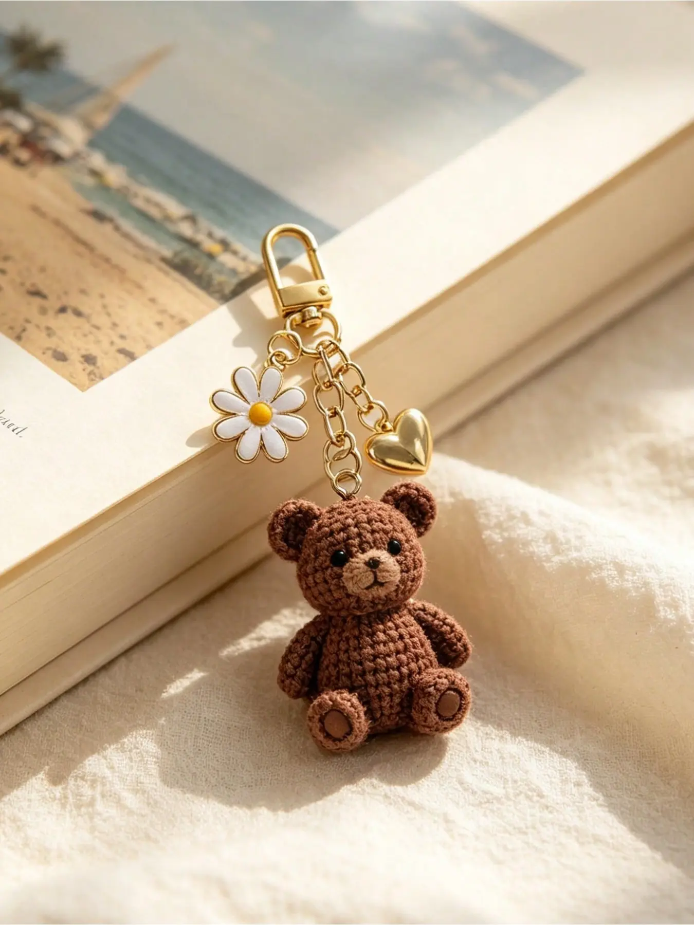 Y2K Teddy Bear Keychain Charm with Daisy Heart Decor, Lightweight Durable Bag Car Rearview Mirror Pendant for Tote Crossbody Backpack Car Key, Unisex Gift for Valentine Mother Graduation Independence Day Birthday Anniversary
