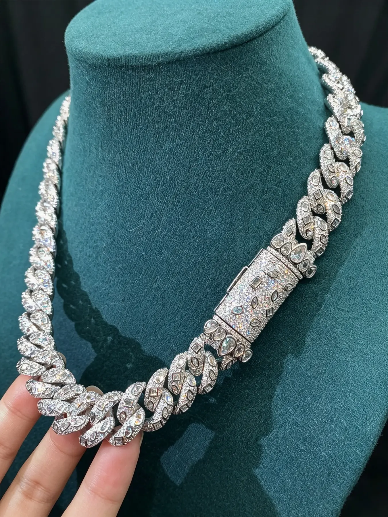 Various shapes of diamond Cuban chain 18mm ice out of silica Cuban chain men, three-dimensional chain body shape is full of movement, gold-plated process texture is high, daily dating travel wear, to create a trendy style