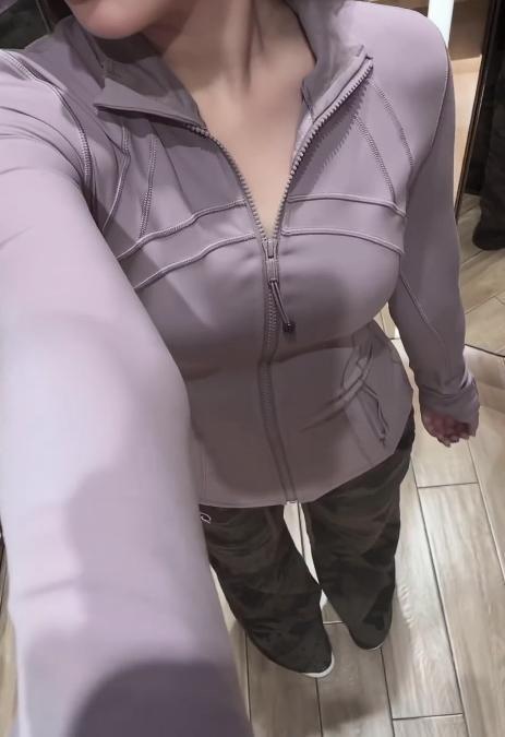 LULU  new summer stand-collar jacket features lightweight, quick-drying fabric that flatters the figure. This sporty, stretchy jacket boasts a slim-fit silhouette.