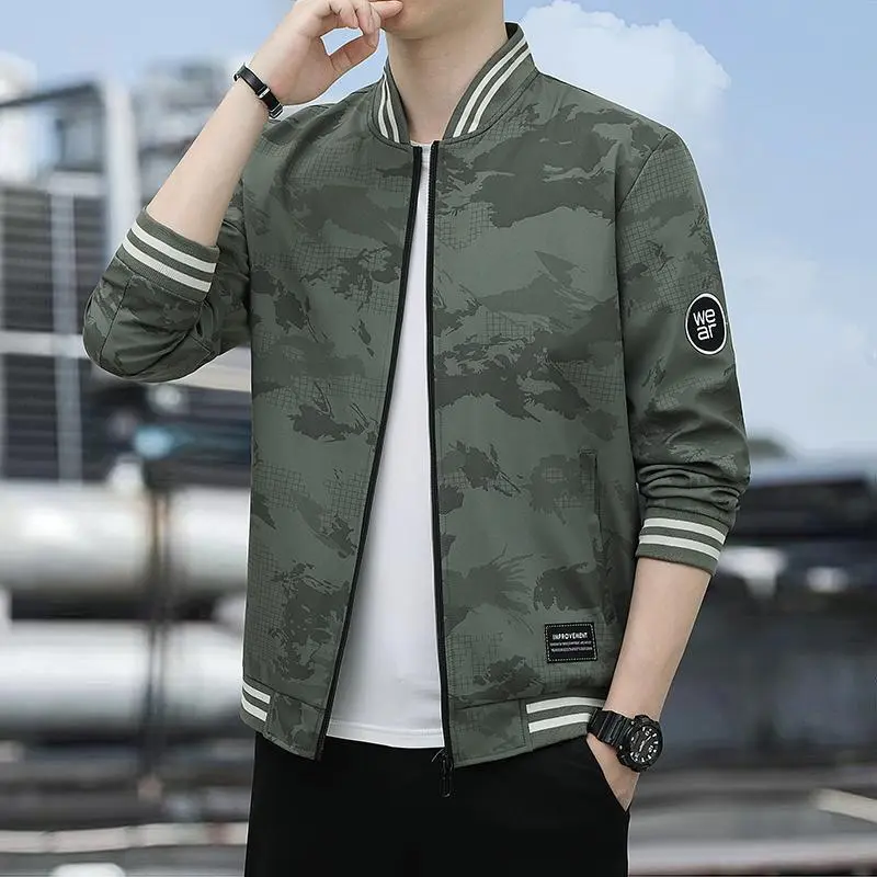 Men Army Green Camo Baseball Bomber Jacket, Camouflage Zip Up Casual Outerwear, Striped Rib Cuff & Hem Windproof Coat, Sleeve Patch Badge Daily Jacket for Men, Ideal for Street Style, Casual Outings and Spring Autumn Outfits